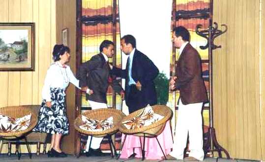 1 scenetta teatrale.jpg (27281 byte)